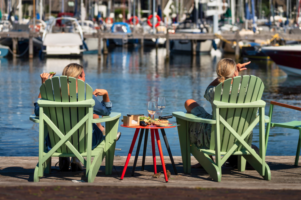 Het terras van PorterHouse, restaurant en bar op het centrale plein op de Jachthaven