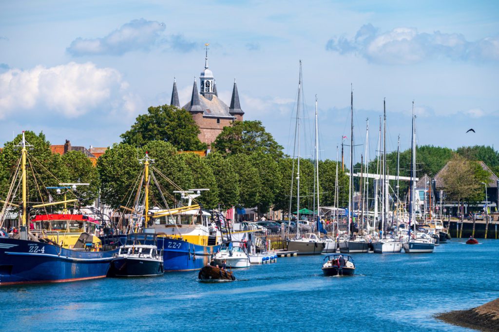 Fiskehamn i Zierikzee i Zeeland, Nederländerna