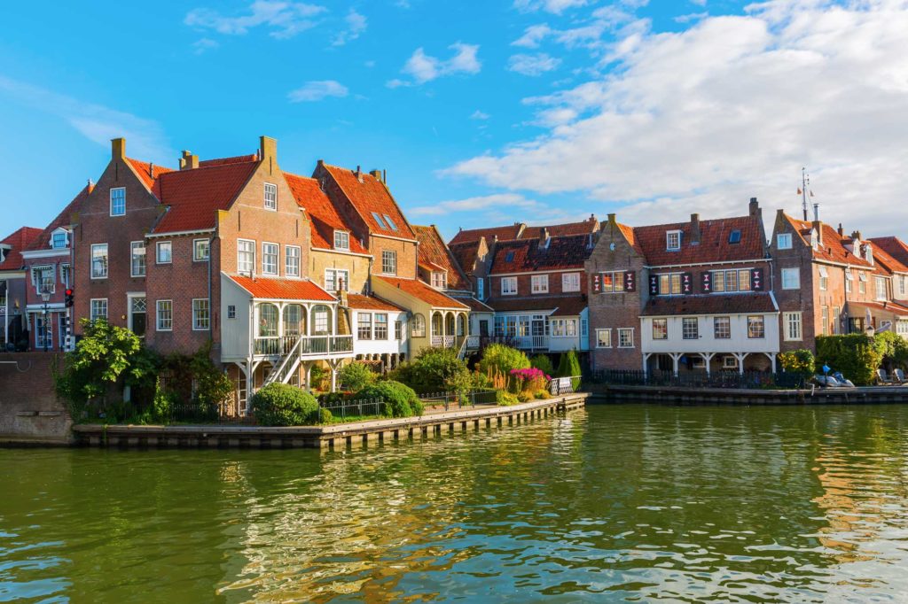 Byn Enkhuizen vid IJsselmeer, Noord-Holland, Nederländerna