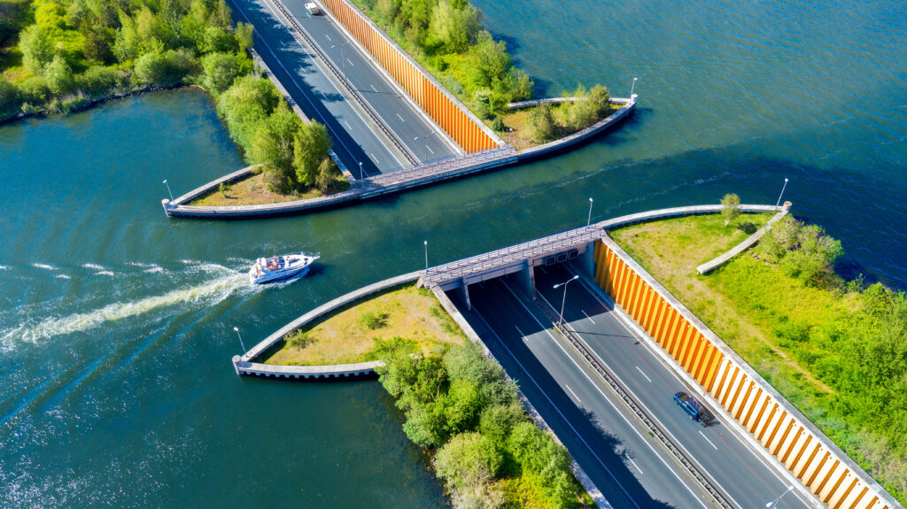 Veluwe-akvedukten över Veluwemeersjön vid Harderwijk i Nederländerna