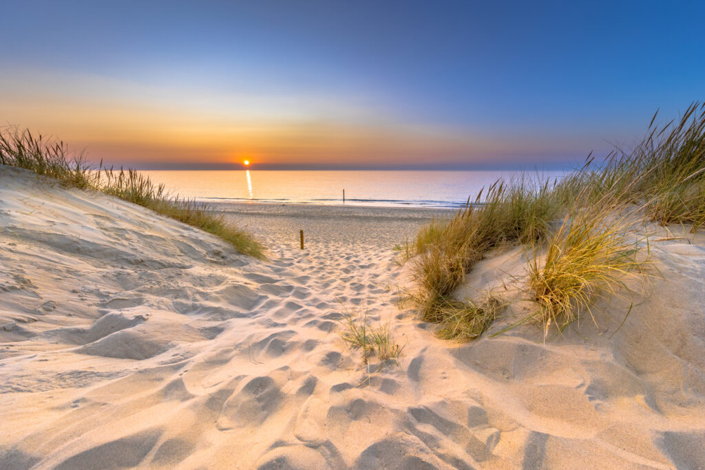 Solnedgång på sanddynerna i Zeeland, Renesse Strand, mellan Nordsjön och Grevelingenmeer