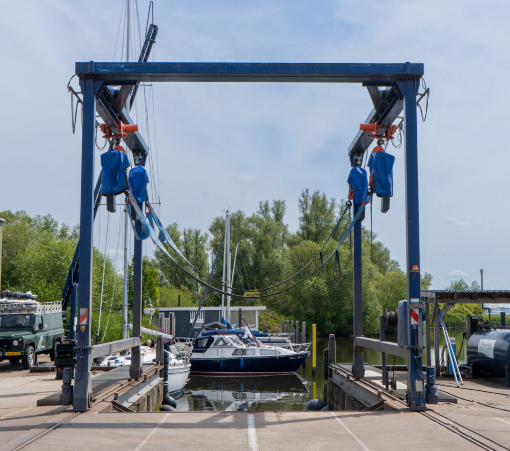 Travelift vid Jachthaven Strijensas