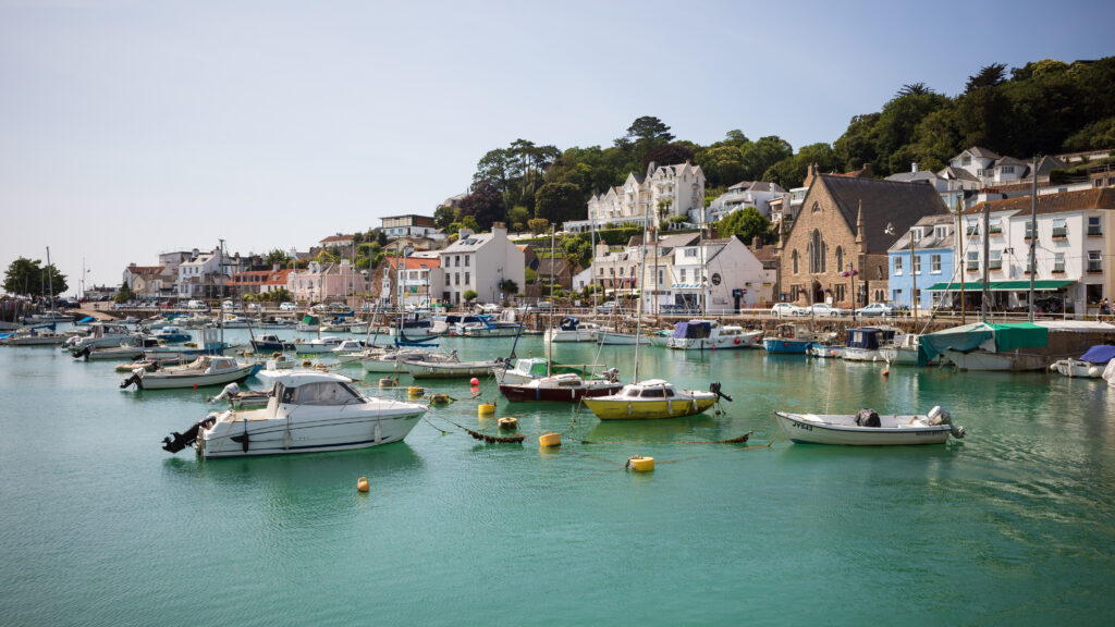 Het oude vissersdorp St Aubin, op het Kanaaleiland Jersey